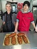 🧑‍🍳 🥖 Тем временем в нашей «мучной» лаборатории будущие кулинары учились плести косички из теста и открывали для себя секреты красивой, румяной халы.